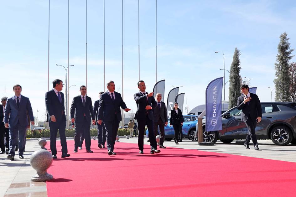 Uzbekistan hosts joint industrial exhibition during Tajik president’s state visit